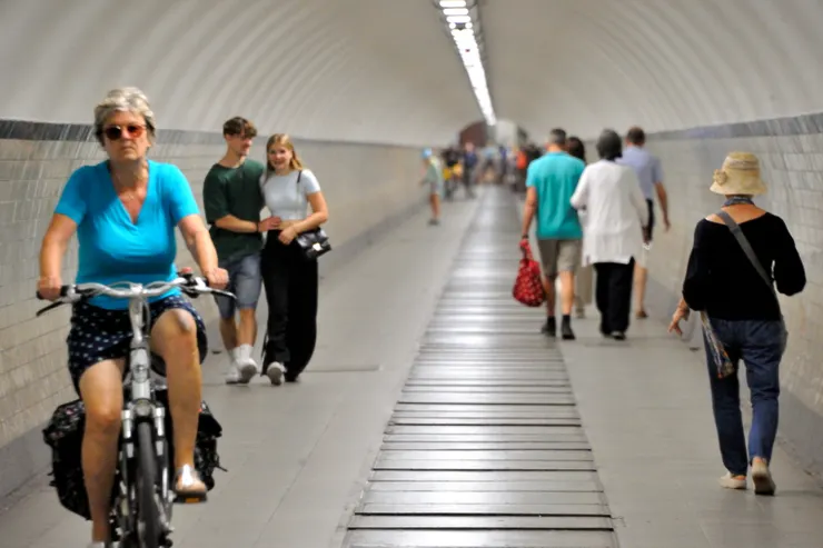 【聖安娜隧道內。行人、單車往來頻繁。】