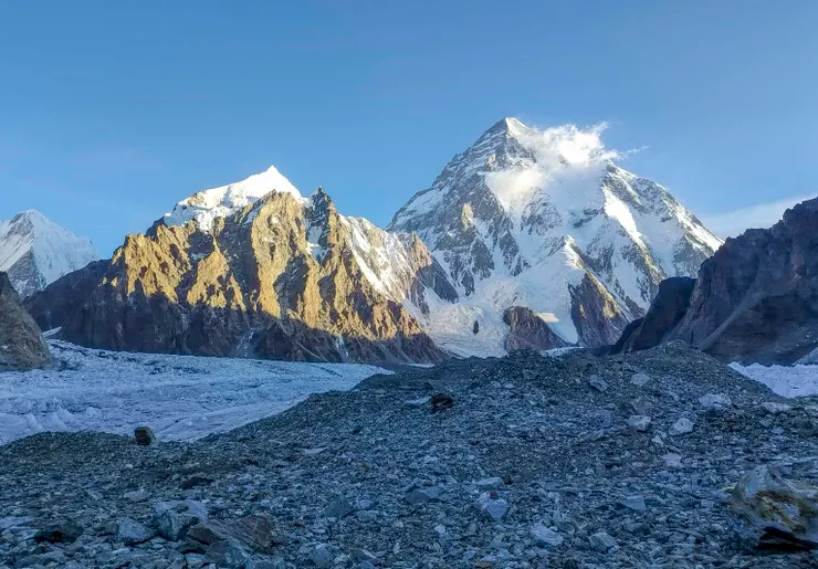 從另外一個方向看K2和天使峰的相依相伴（感謝隊友提供）