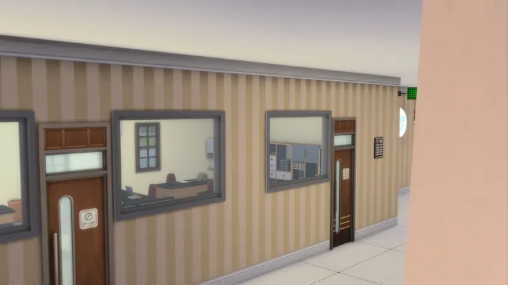 教員室很大，所以有三扇門，方便進出。