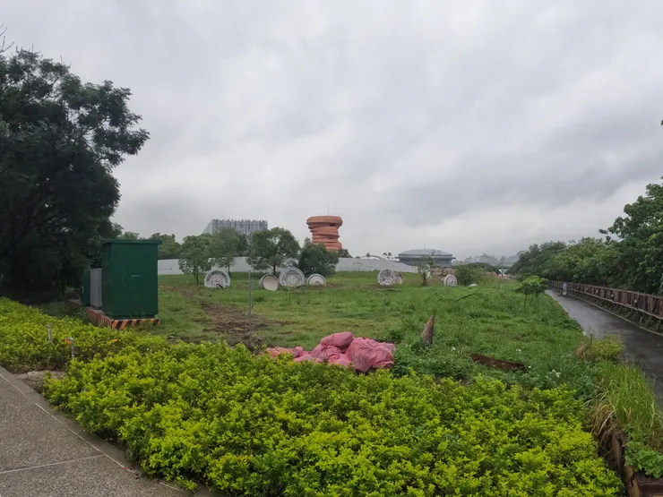 後方施工的就是近期完工的新北市立美術館。