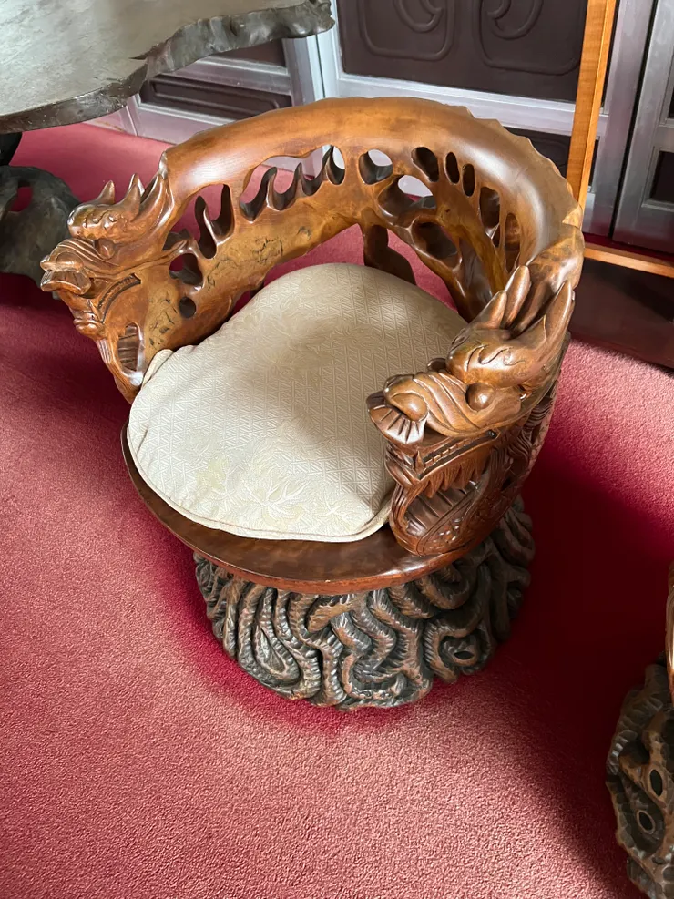 雕工細緻的椅子