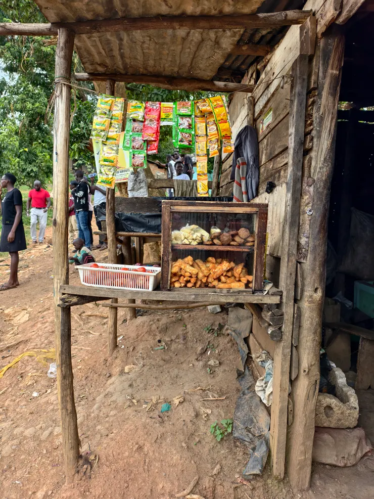 路邊的李零食攤，下層有點像油條。