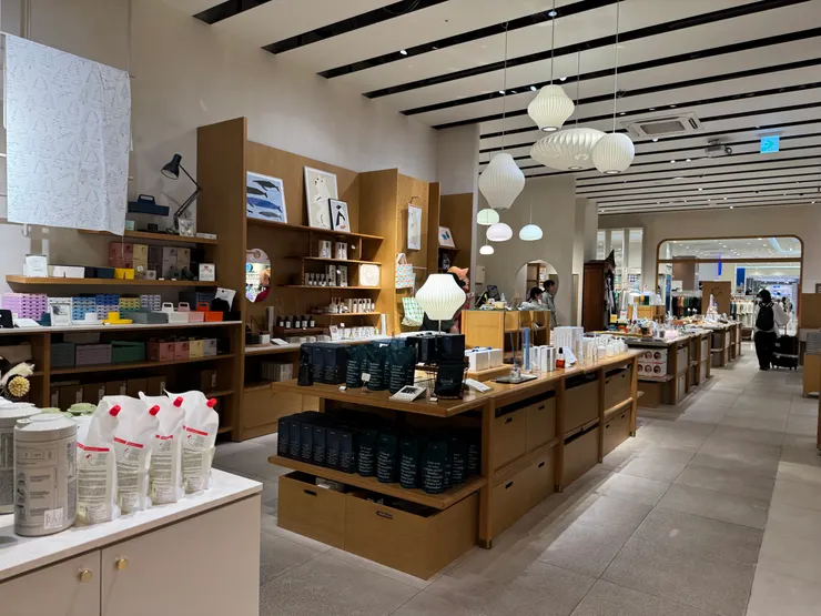 隔壁的家飾店實在太美