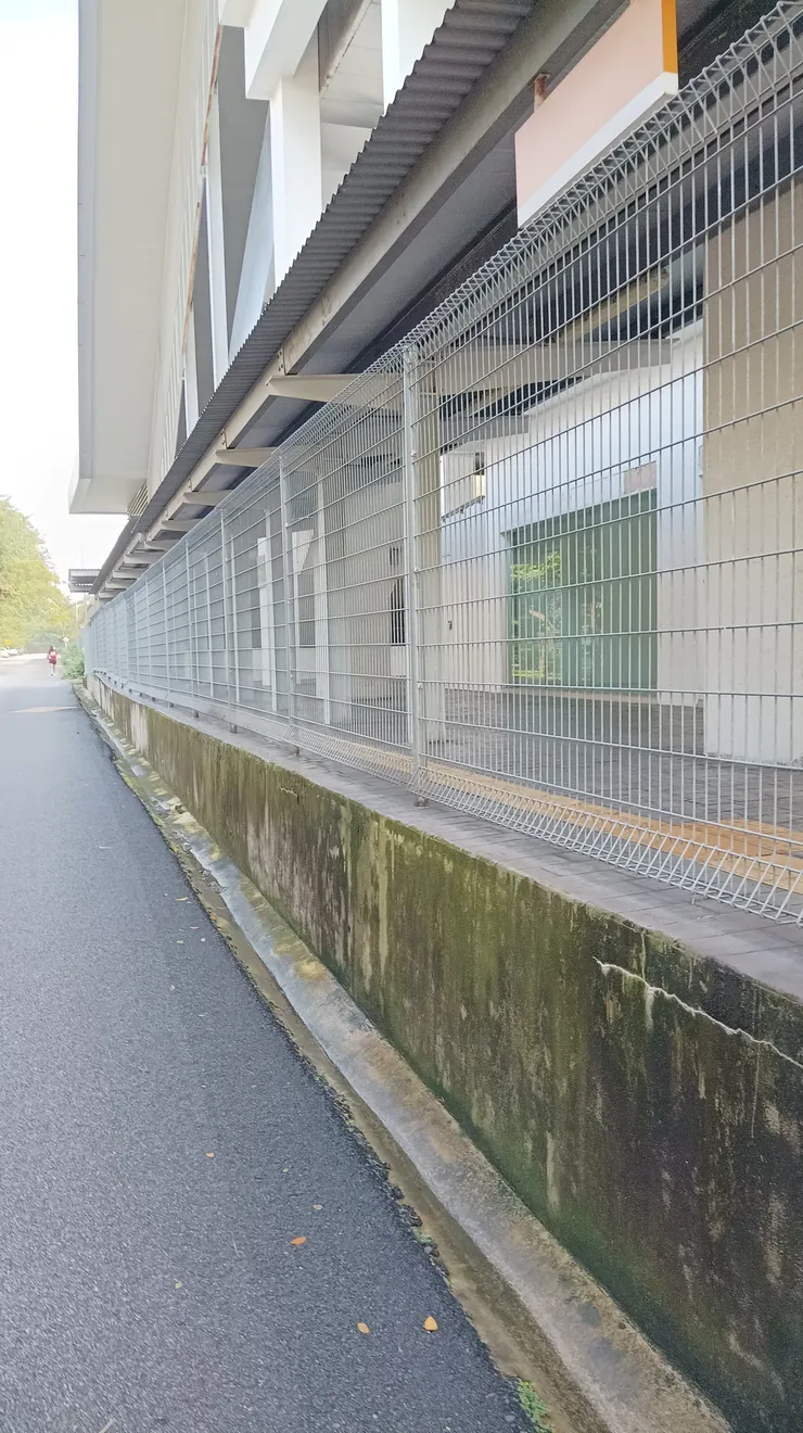 已經走到車站旁邊，但柵欄圍住不得而入