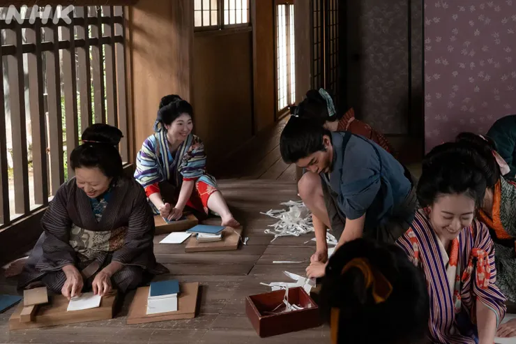 遊女們同心協力幫忙裝訂印刷