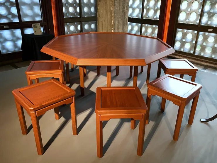 桌面放射狀的木紋貼皮