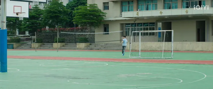 另外一個早就跑超遠XDDDD 快笑死XDDDD