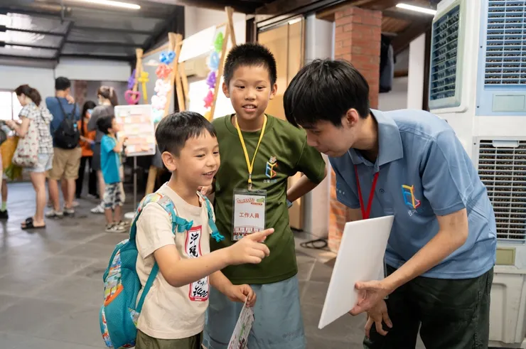 許多學童都在活動中投入熱情，一邊玩樂一邊學習永續發展議題。圖/也思提供