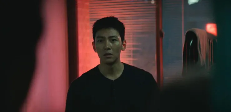 由池昌旭飾演的朴俊末是本劇核心人劇，深入臥底調查之後，他的內心也開始有了變化。