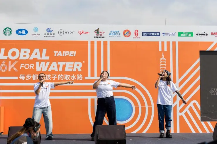 ▲台灣世界展望會資助長大、曾獲金曲獎肯定的原住民團體「那屋瓦少女隊」到場共襄盛舉,以歌聲感動全場。(台灣世界展望會提供)