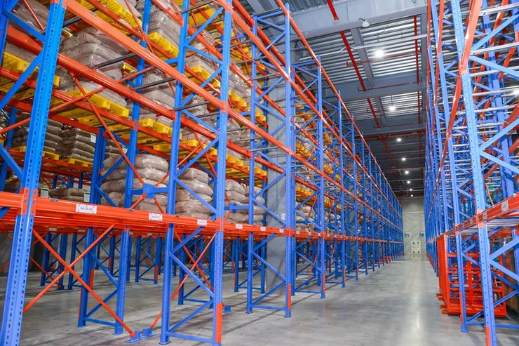 綠豐興業建置的冷鏈物流中心結合太陽能板與儲能系統，電費節省幅度可達20%～40%，是世界地球日最具行動力的綠色實踐者。（資料來源：綠豐興業）