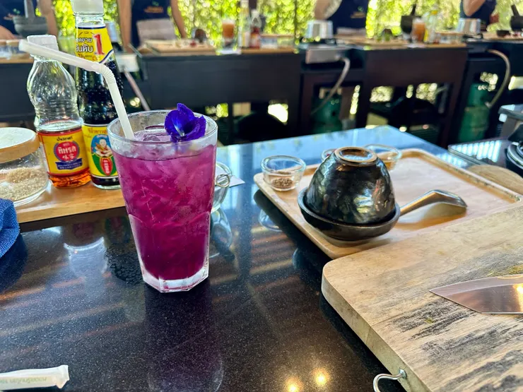 選了杯蝶豆花茶喝