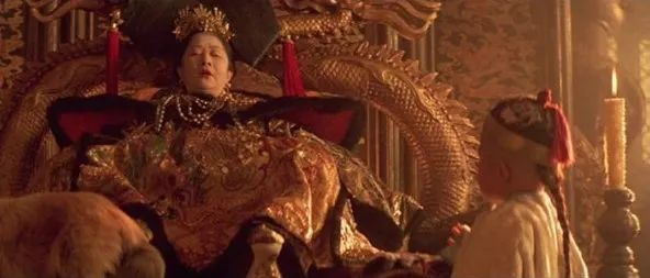 電影開場時、坐在皇座上醜陋的慈禧太后這名亡國妖后