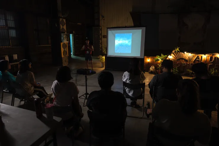 晚餐後原本的星空故事就算改用投影幕分享,也仍精彩動聽