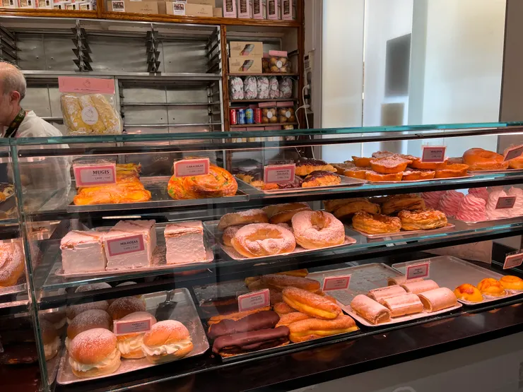 左下角是很受歡迎的Bomba de nata奶油炸彈，我猶豫了很久但還是沒買...