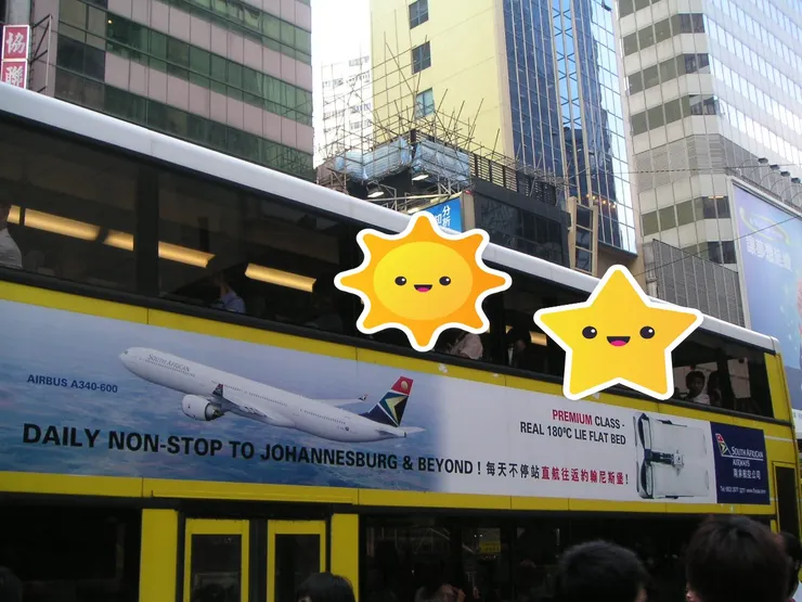 這是香港巴士上的南非航空空中巴士A340-600型客機廣告!