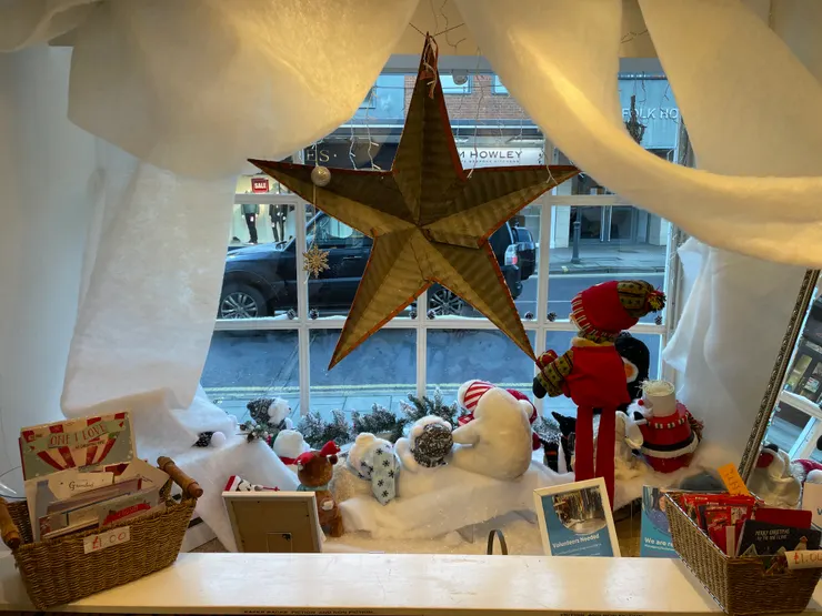 這是我們的聖誕櫥窗，會因應不同檔期做各種裝飾