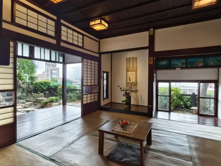 座敷（客廳），包括「床之間」（以掛軸、插花或盆景為裝飾的空間）及「床脇」（緊鄰床之間的內凹空間），座敷外側為前緣側。