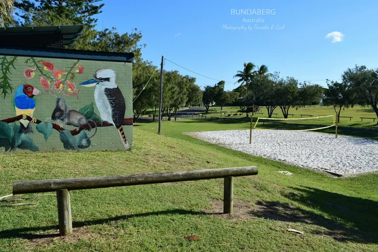 Bundaberg 海灘廁所外牆，每一面都是不一樣的畫作