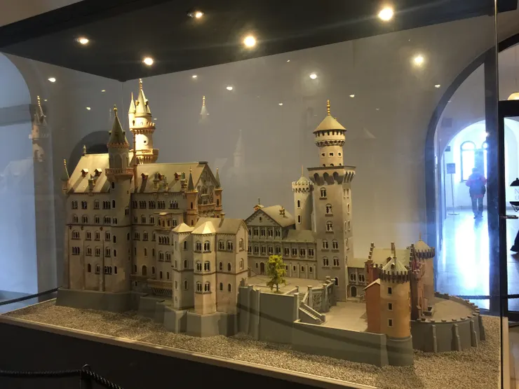 哥德式外觀、巴洛克式迴廊、拜占庭式擺設，新天鵝堡巧妙的融合數種不同風格打造出浪漫與唯美的最經典原型