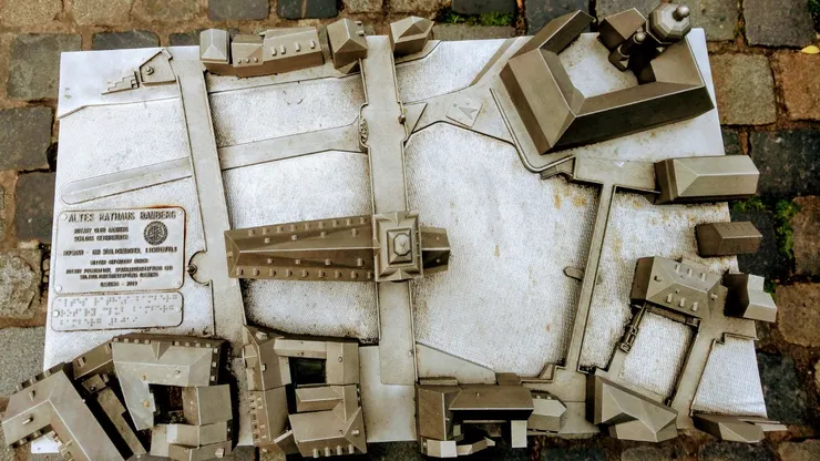 老市政廳建於河中央(雷格尼茨河 Regnitz),象徵「中介」、「平衡」、「市民與主教之間的橋樑」