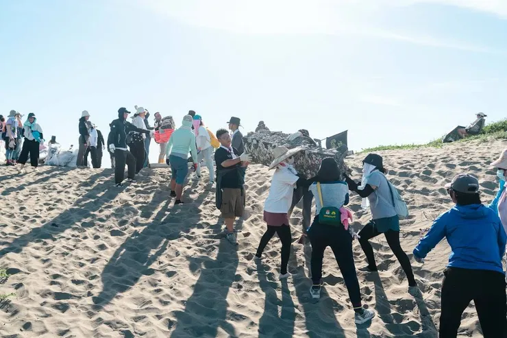 大家正排成人龍的隊形搬運大型浮具