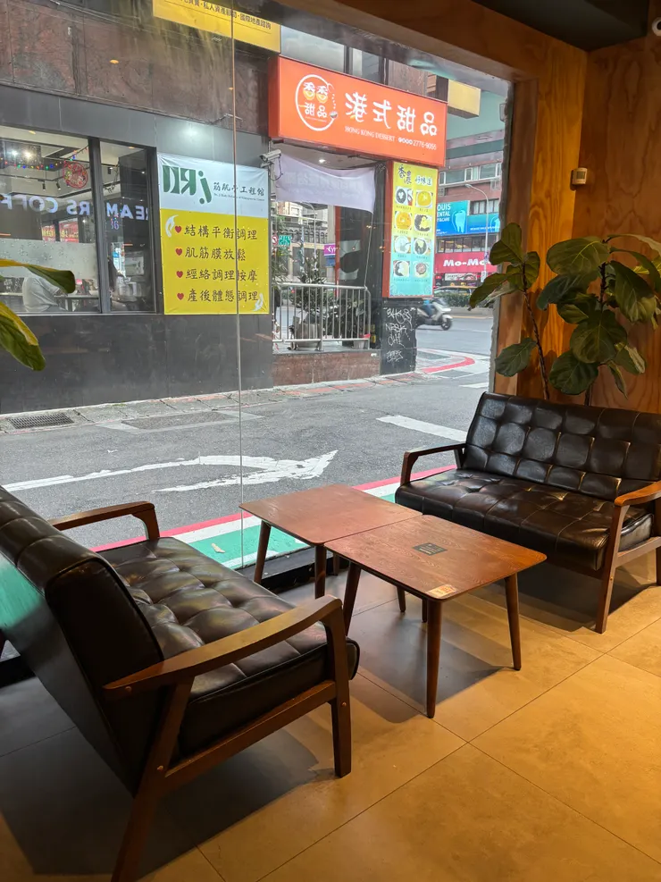 Dreamers Coffee Roasters 微風復興｜大片的落地窗