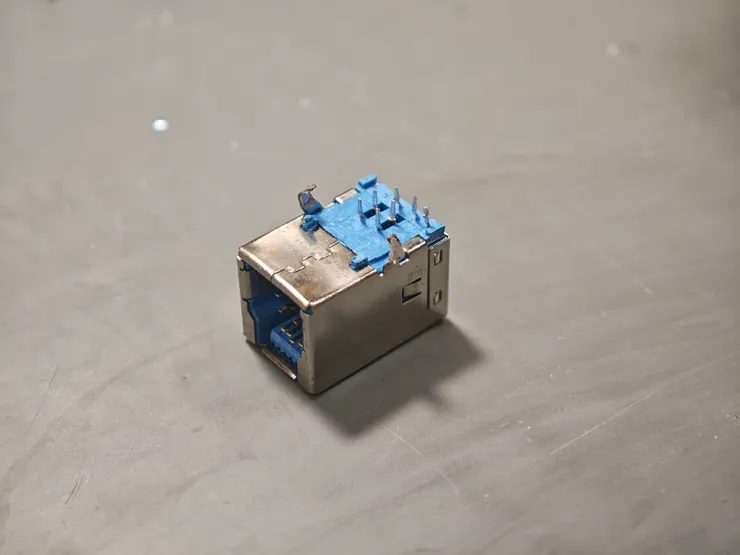 這個是拆下來的連接座。