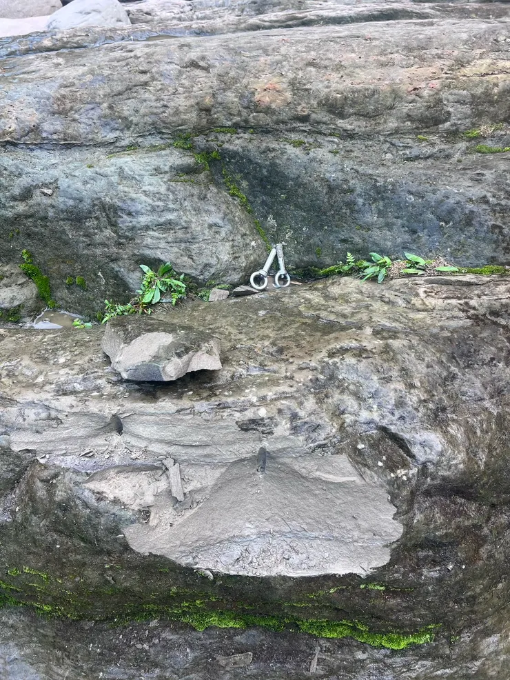 241109 青潭瀑布 GL下方崩繩點噴掉失效，bolt安裝過於接近邊緣，使其受力從脆弱面崩毀