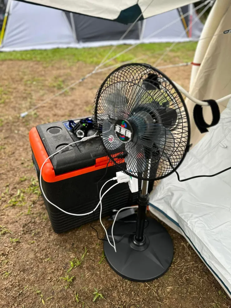 我們還有添購冰虎（冰箱）和電風扇；後來我跟兒子腳下都是行李後，冰箱就不再帶了