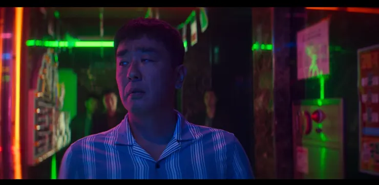 行走在燈紅酒綠的夜場之中，尚未知曉自己遭逢背叛的張洙源被藍色籠罩。（Source: Disney+）