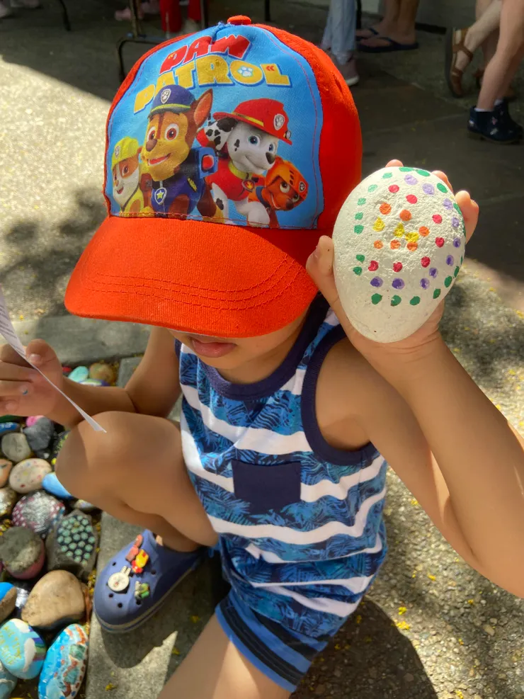 殊不知他一下子就不畫了，手上這顆石頭是他樹下找到最喜歡的一顆