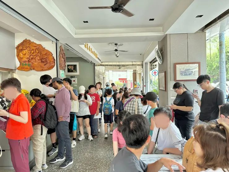 座位佔滿整排騎樓，就是屬於台南水果店的霸氣