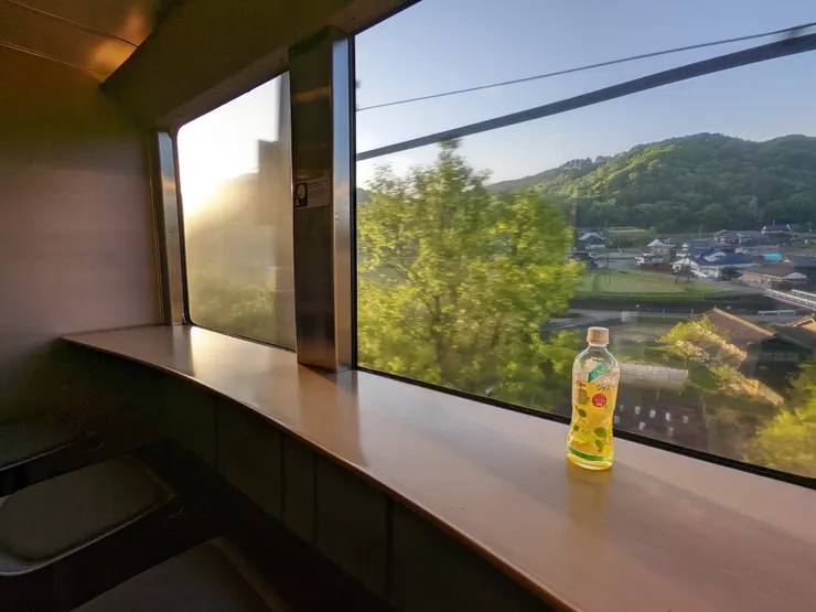 早晨帶著茶去公共空間活動一下,空間不大,美麗的晨光灑落心情極好