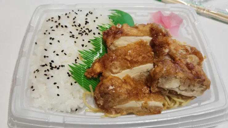 登機前的最後一餐，就算是便利商店的便當還是比飛機餐好吃很多。而且我還有特別研究日本便利商店為了輕量化與環保考量而作出的許多設計上的改動。有機會再來跟台灣便利商店的便當比較看看。