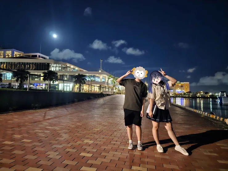 喜歡右方海面倒映的燈光。