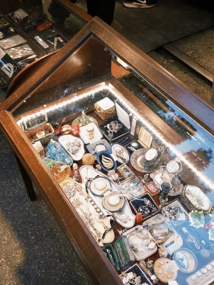 這間的選物都是從英國帶回來的老物件，超級復古高貴到不行。