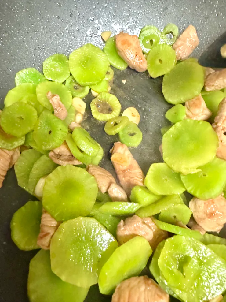 炒到萵筍變軟出水，加入鹽巴等調味料拌均，就可以盛盤開飯啦~🍚