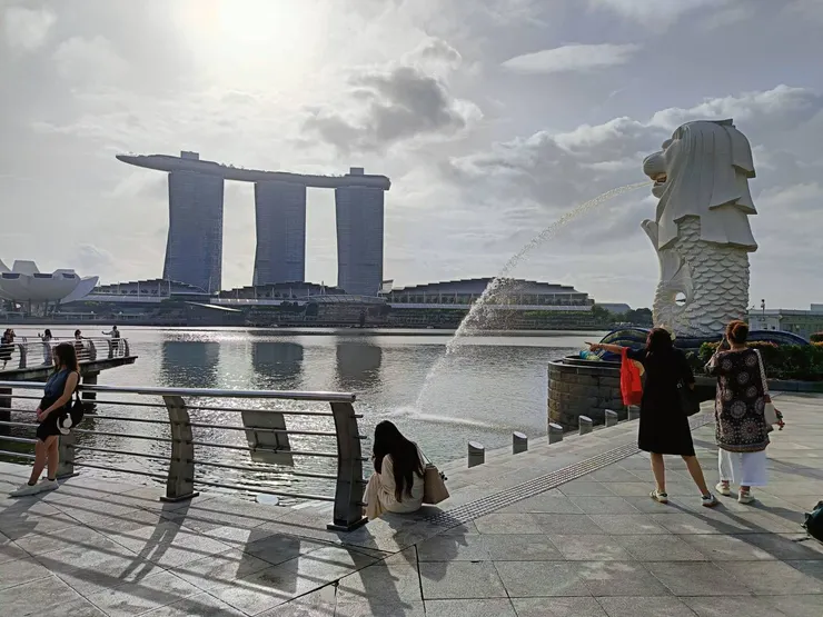 魚尾獅公園的另一端是著名的濱海灣「金沙酒店」，彷彿向世界宣告：一個小國家也能夠航向全世界。