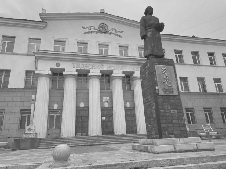 蒙古國家圖書館前的賓巴・仁欽