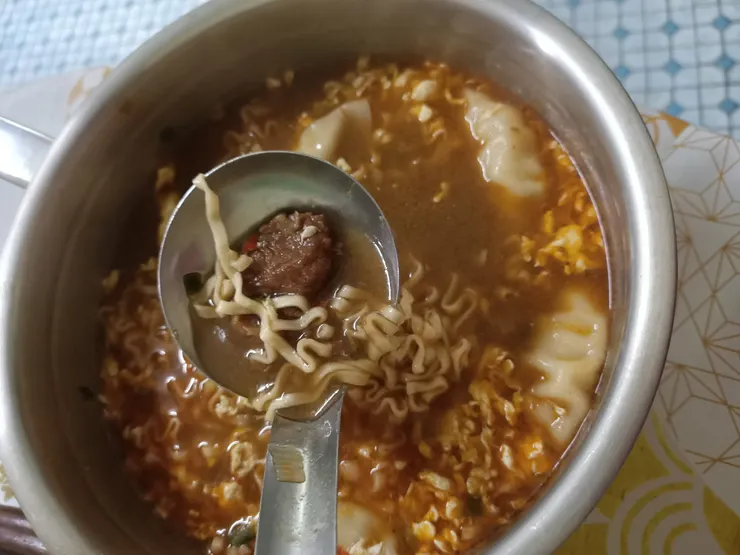 中餐吃泡麵,是牛肉麵口味😆
