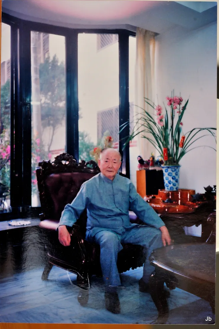 老爸戀戀舊居，堅持若要翻新，需依照原樣。在客廳！