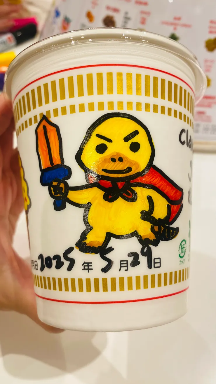 杯麵博物館自製杯麵，先在杯麵上畫畫，畫完可以選自己喜歡的杯麵調料！