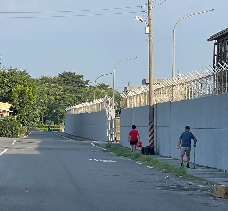 兵營圍牆今昔(上圖)