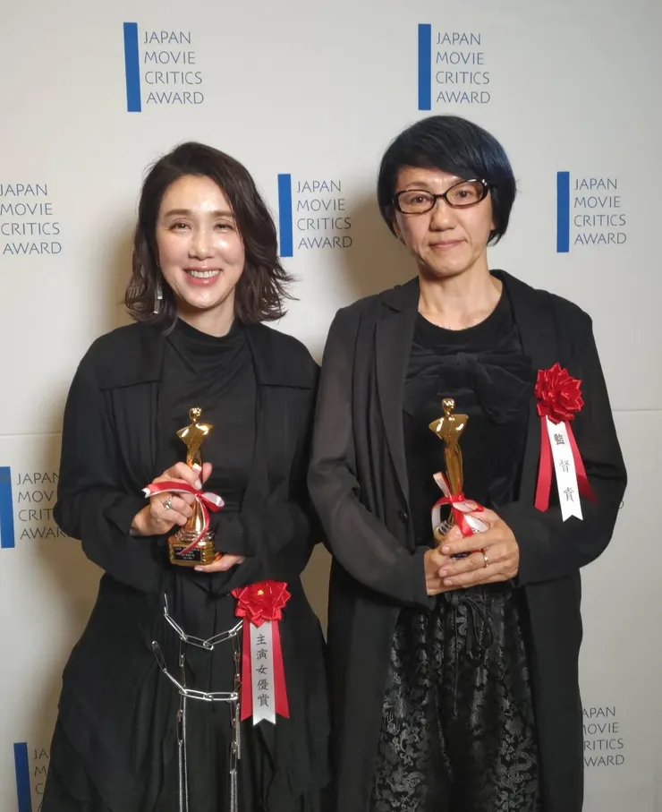 獲獎的導演荻上直子與主演筒井真理子