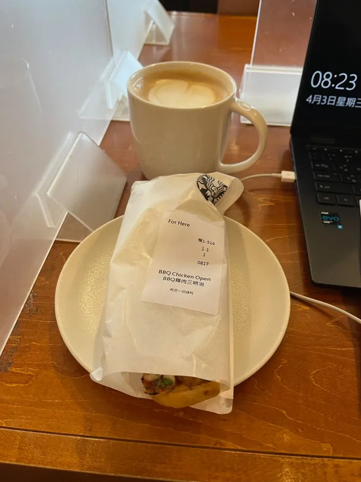 飲料熱拿鐵，點心一如往常的難吃，咖啡最後沒喝完，熱量懶得改了。