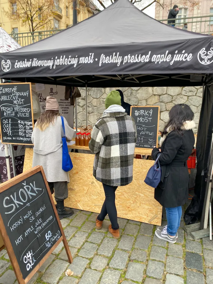 ▲賣些熱肉桂蘋果酒、鮮榨果汁、蘋果汁…等，在農夫市集這兒可以買杯子或帶自己的杯子來裝盛酒，喝完再將杯子還給老闆，退回杯子的價錢。