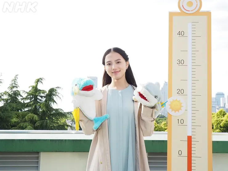 清原果耶在劇中想成為「氣象預報員」，曾嘗試用詼諧可愛的方式播報。（圖／翻攝 NHK）