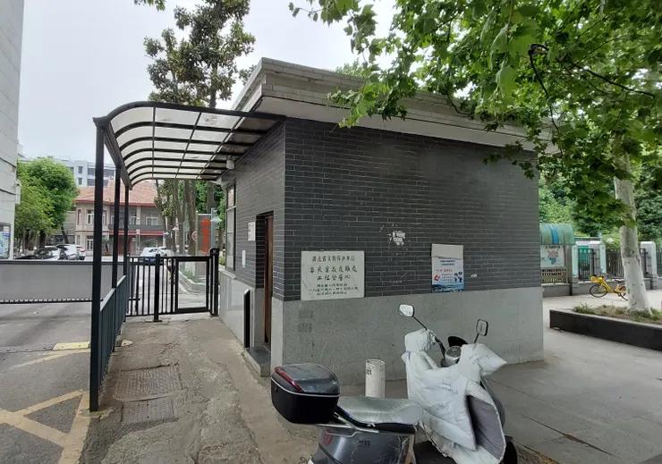 這是位在武漢張之洞路及首義路交界的湖北省總工會，也是過去新軍工程8營的舊址。