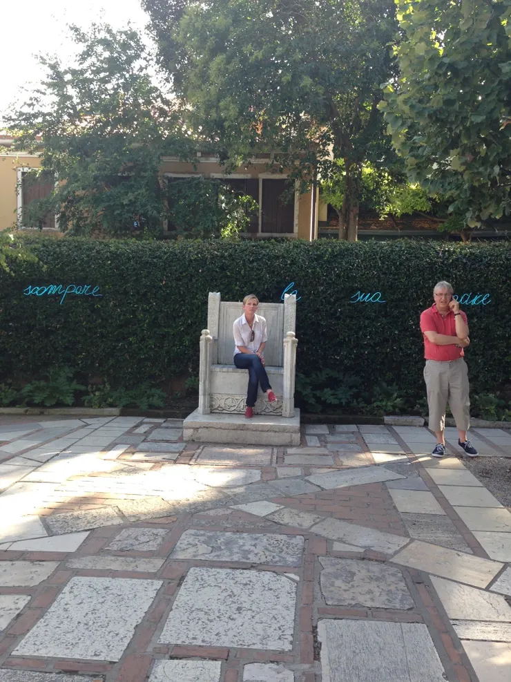 佩姬古根漢就曾坐在這石椅上拍過照